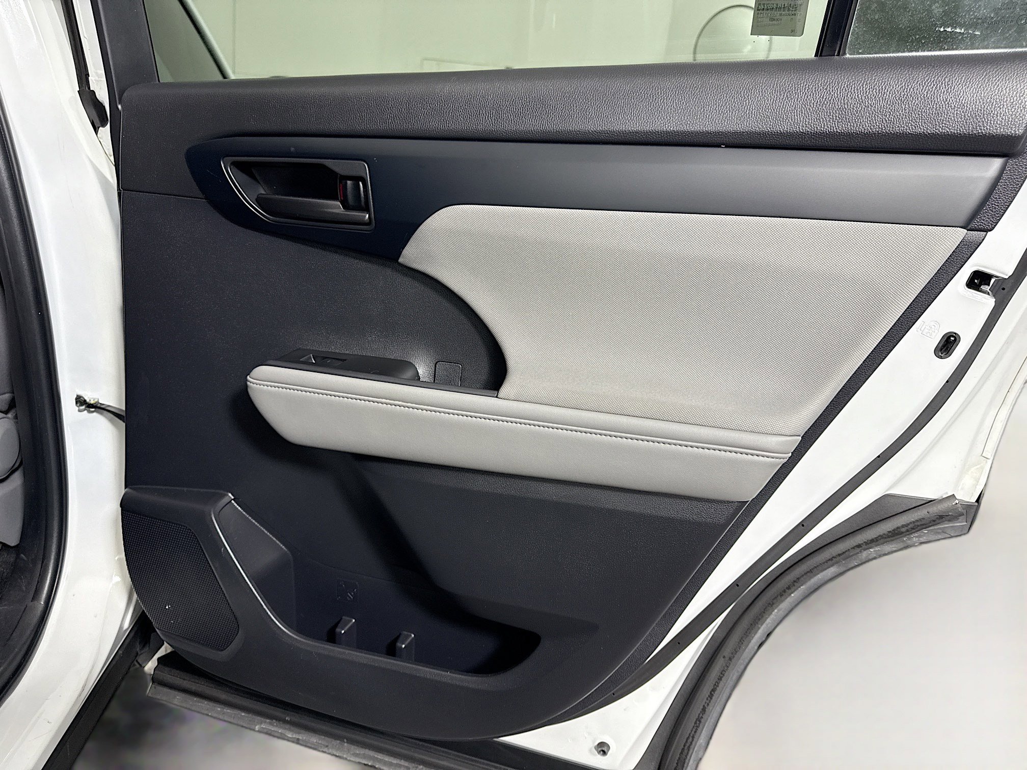 Used 2023 Toyota Highlander L image 28