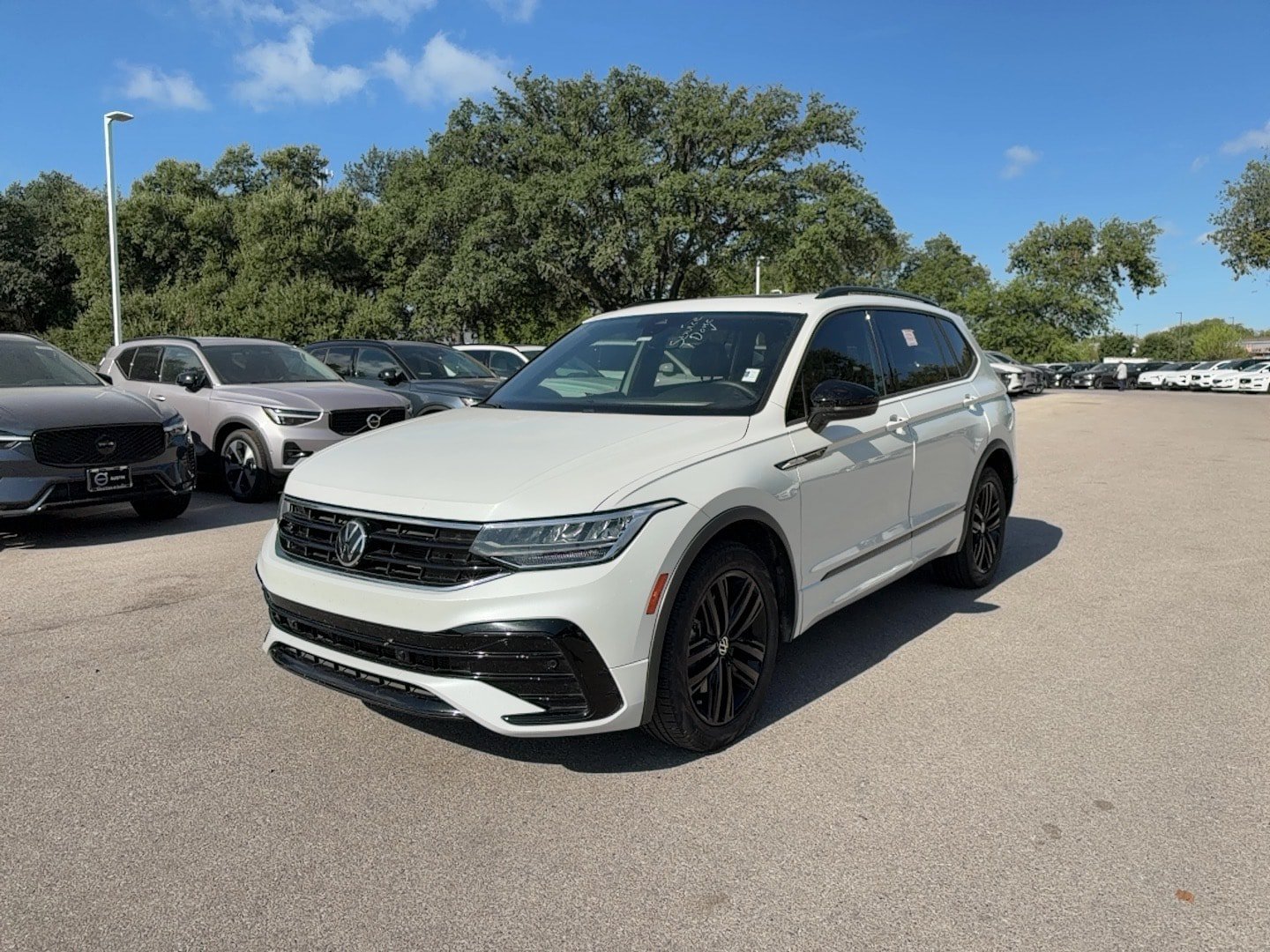 Used 2022 Volkswagen Tiguan SE R-Line FWD image 2