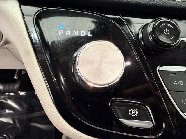 Used 2022 Chrysler Pacifica Touring-L image 53