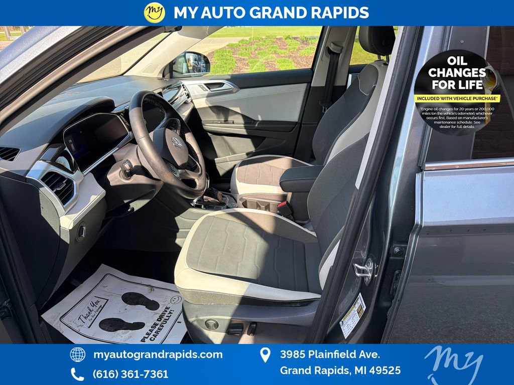 Used 2025 Volkswagen Taos SE w/ Panoramic Sunroof Package AWD/4WD image 9