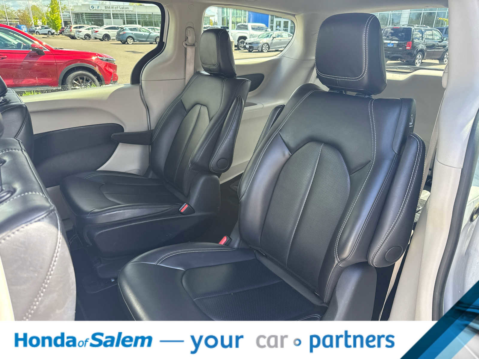 Used 2024 Chrysler Pacifica Select image 14