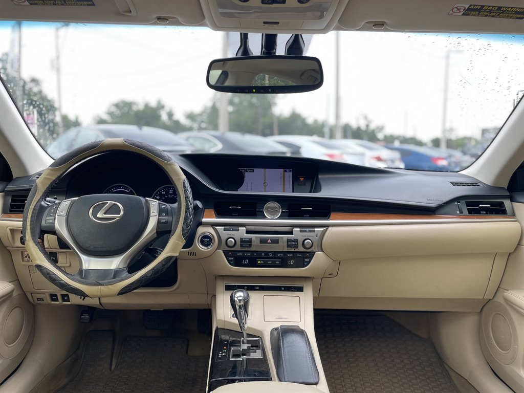 Used 2015 Lexus ES 300h w/ Navigation System Package FWD image 5