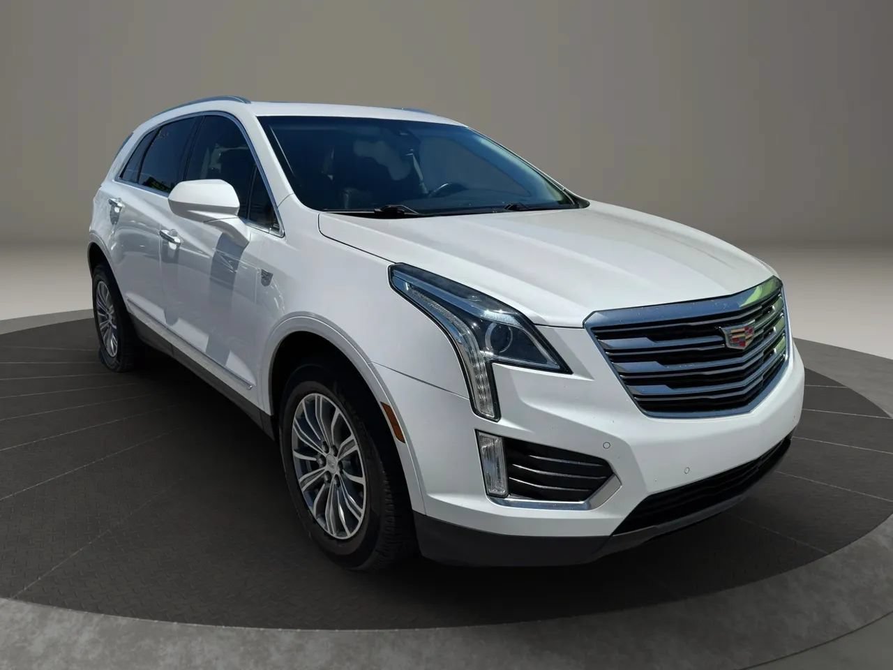 Used 2018 Cadillac XT5 Luxury w/ Driver Awareness Package FWD image 4