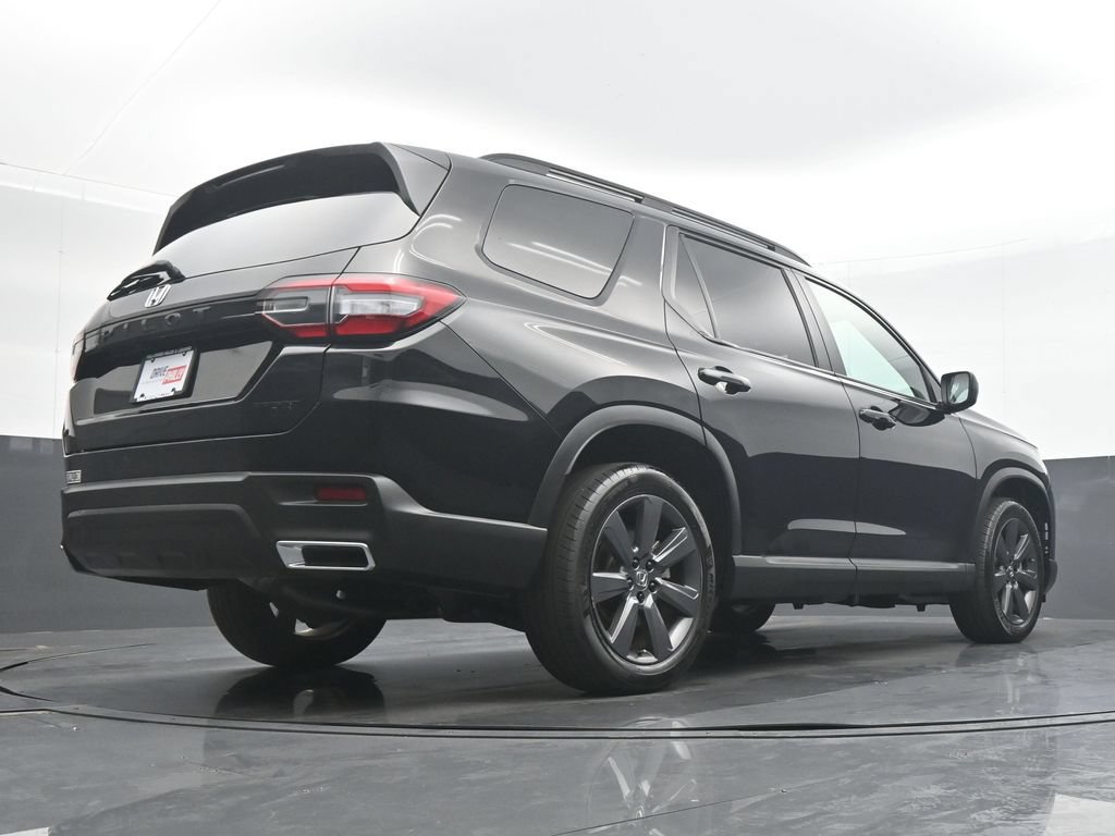 Used 2025 Honda Pilot Sport image 31