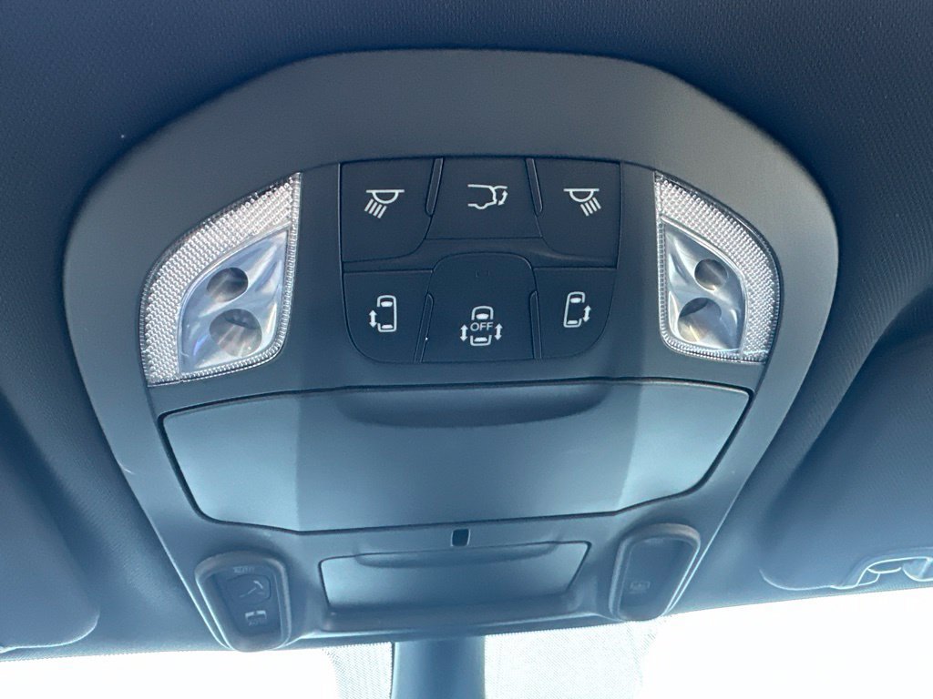 Used 2025 Chrysler Pacifica Limited FWD image 48