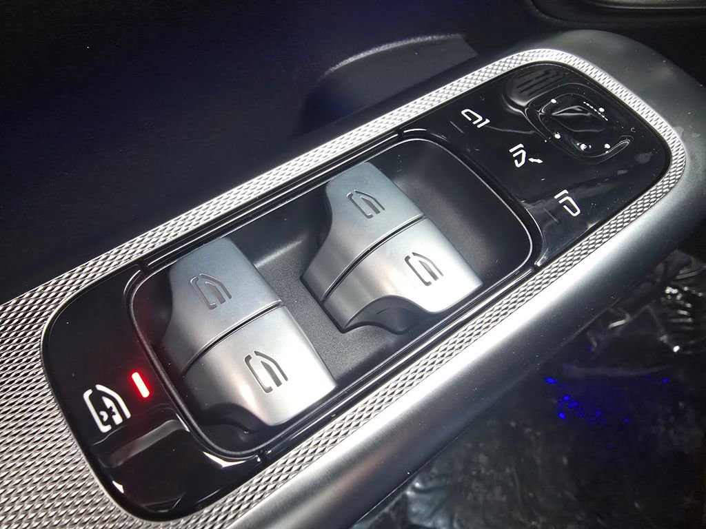 Used 2025 Mercedes-Benz GLC 300 4MATIC image 27