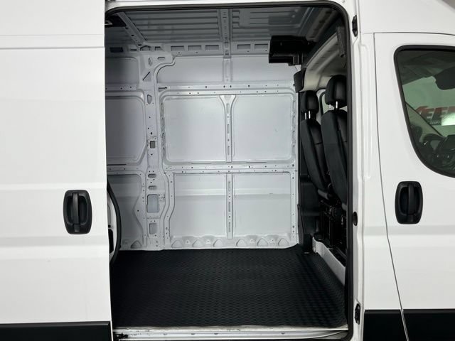 Used 2025 RAM ProMaster 2500 w/ Convenience Group FWD image 3