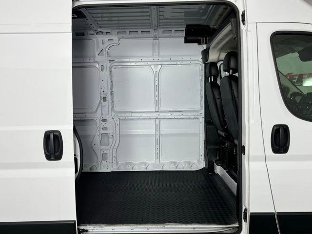 Used 2025 RAM ProMaster 2500 w/ Convenience Group FWD image 3
