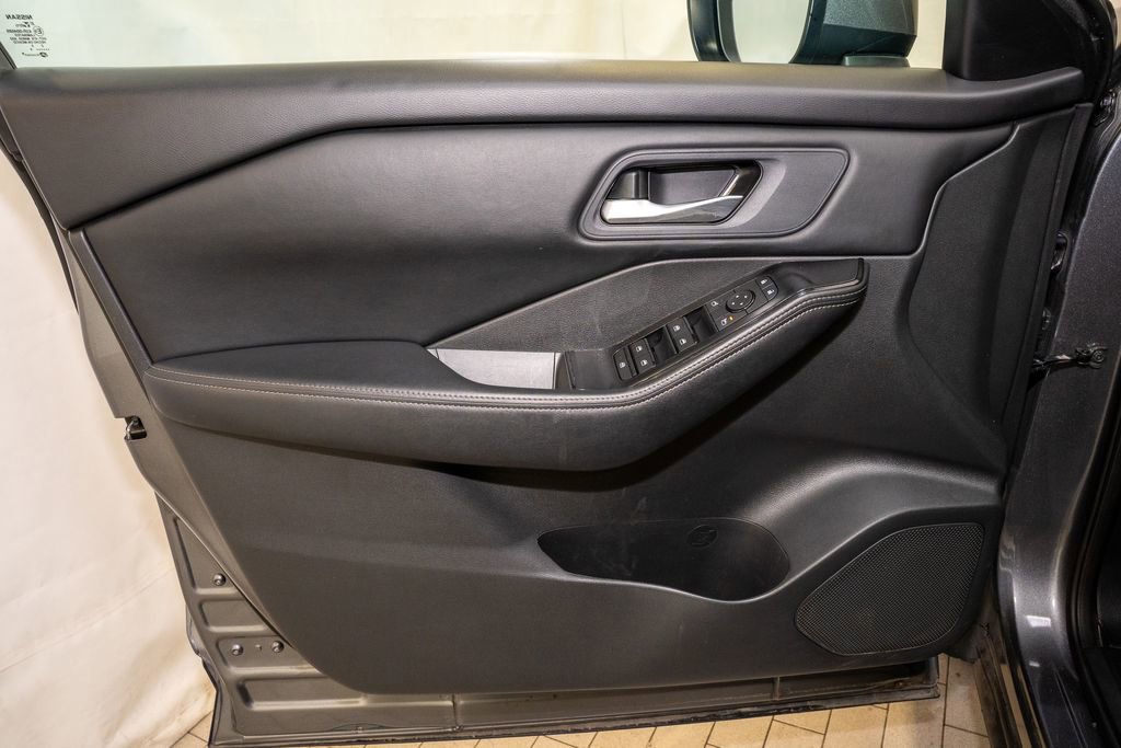 Used 2024 Nissan Rogue SV image 12