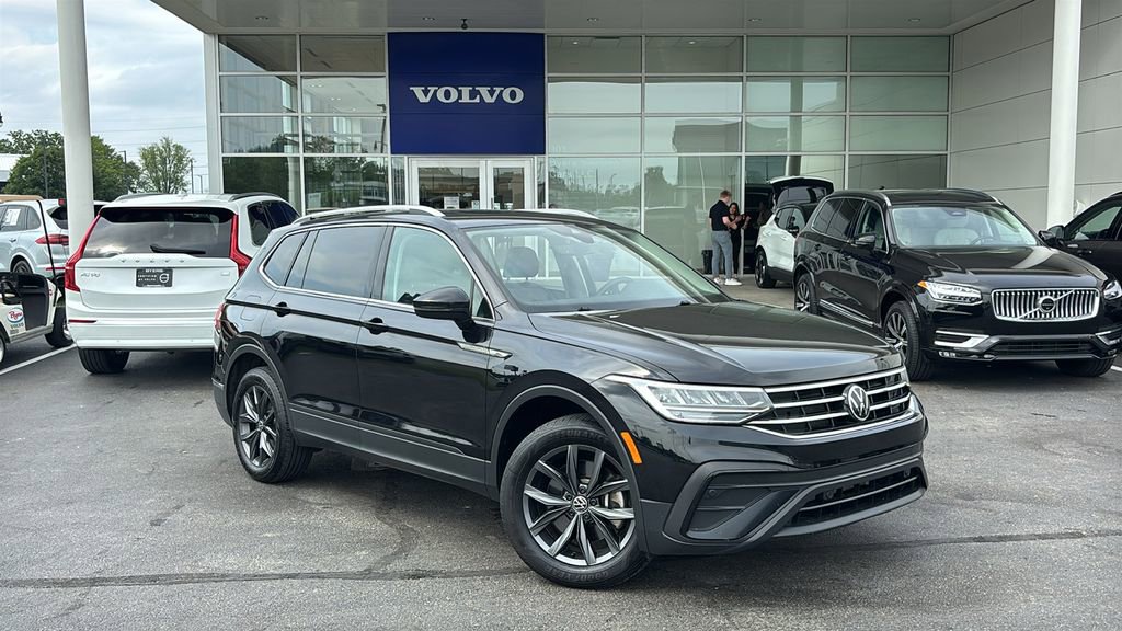 Used 2023 Volkswagen Tiguan SE w/ Panoramic Sunroof Package AWD/4WD image 2