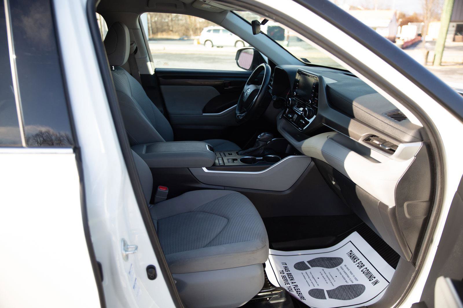 Used 2020 Toyota Highlander LE image 25