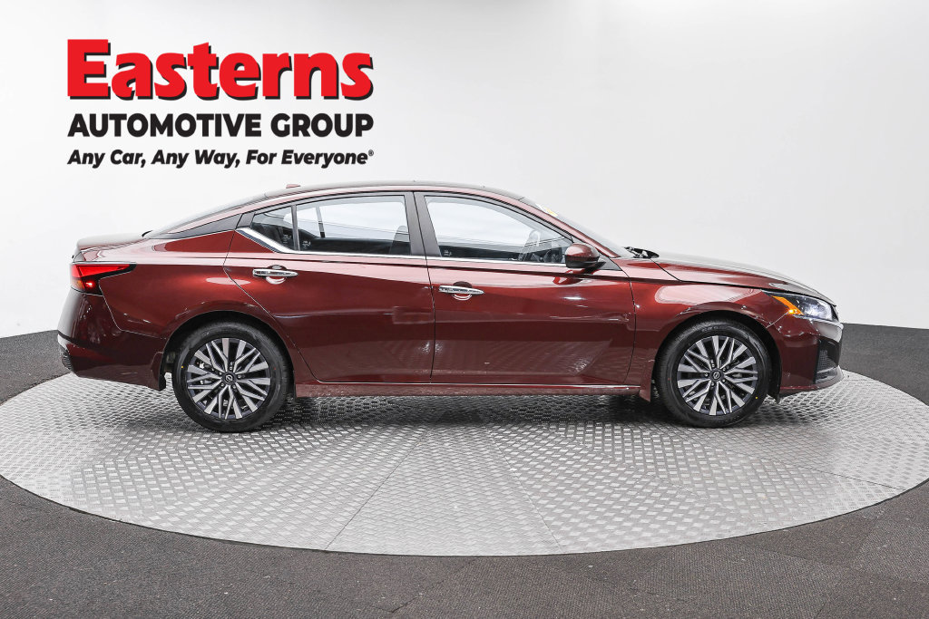 Used 2023 Nissan Altima 2.5 SV w/ SV Premium Package FWD image 5