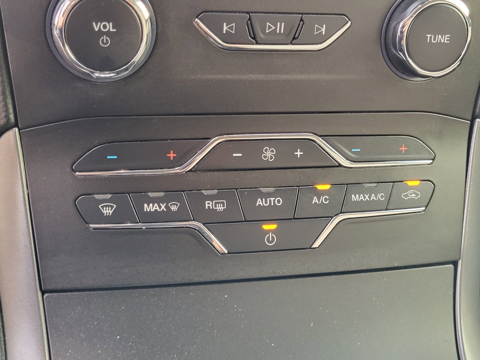 Certified 2020 Ford Edge SE image 22