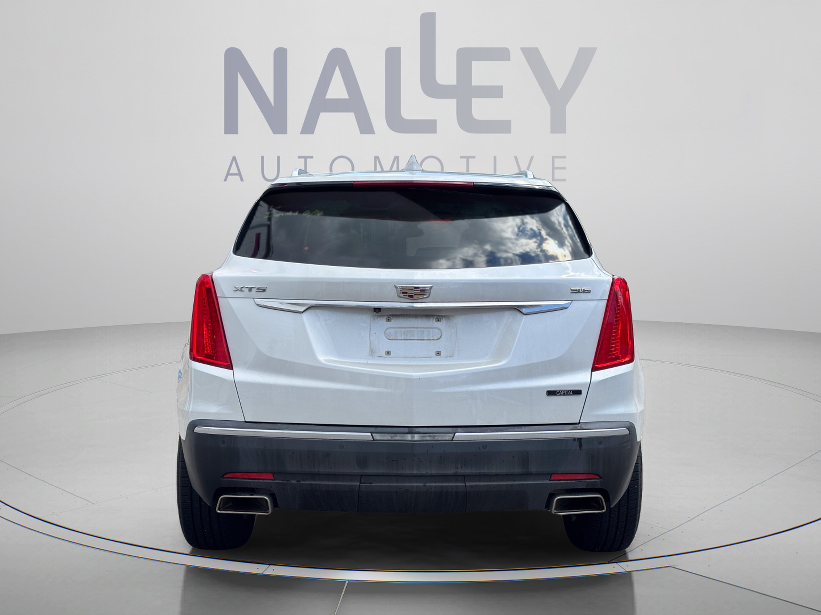 Used 2017 Cadillac XT5 Luxury w/ Driver Awareness Package FWD image 3