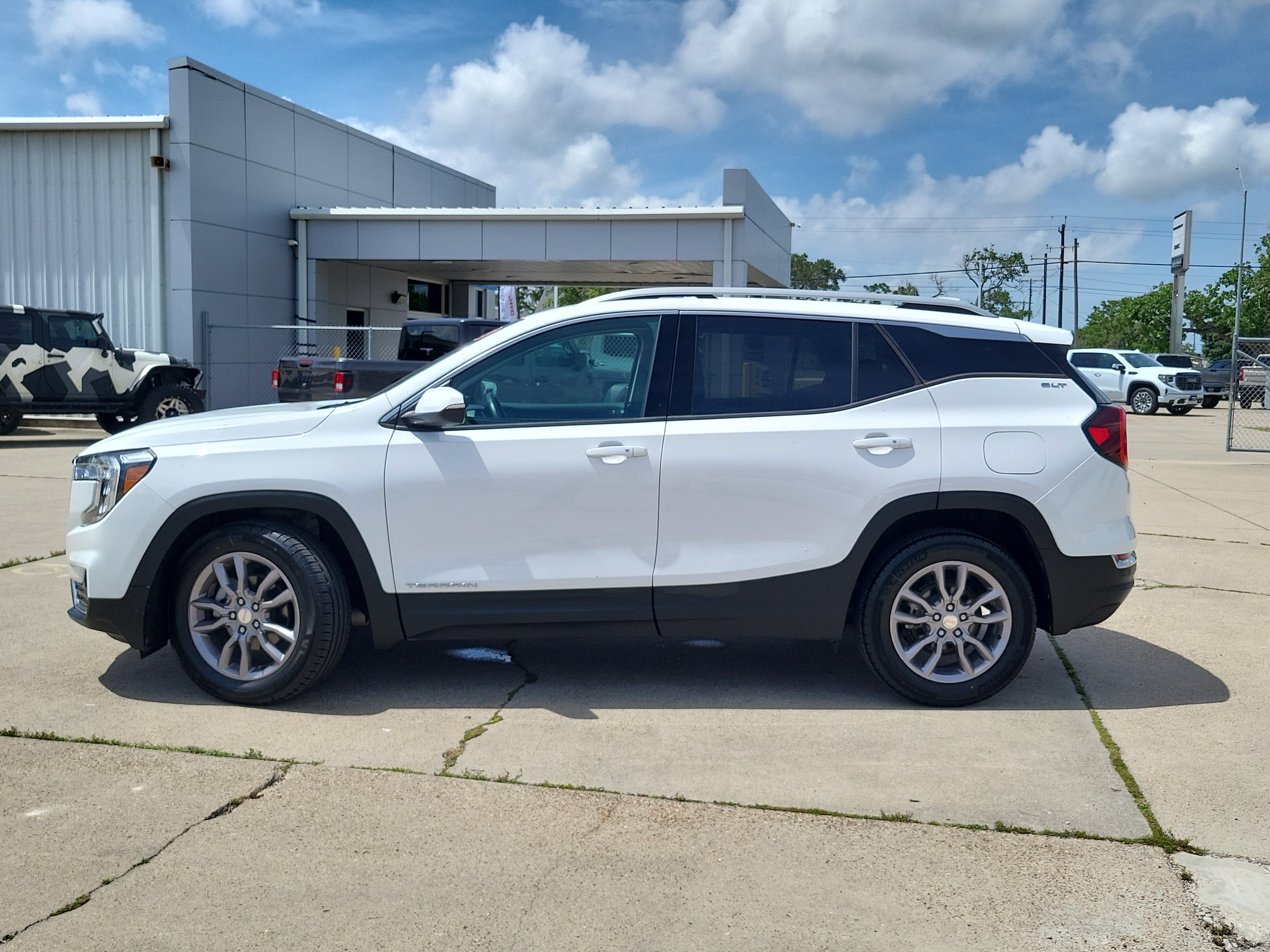 Used 2023 GMC Terrain SLT FWD image 7
