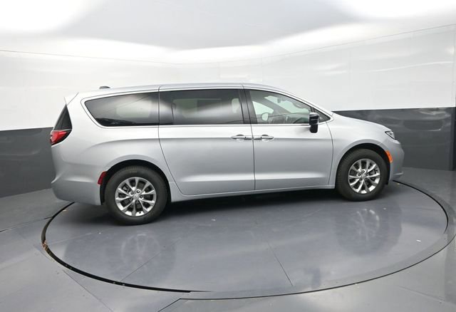 New 2026 Chrysler Pacifica Select image 10