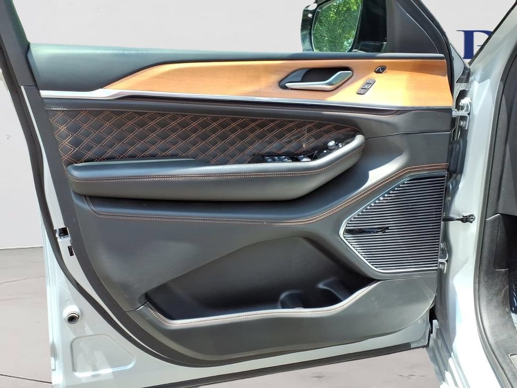 Used 2023 Jeep Grand Cherokee L Summit AWD/4WD image 19