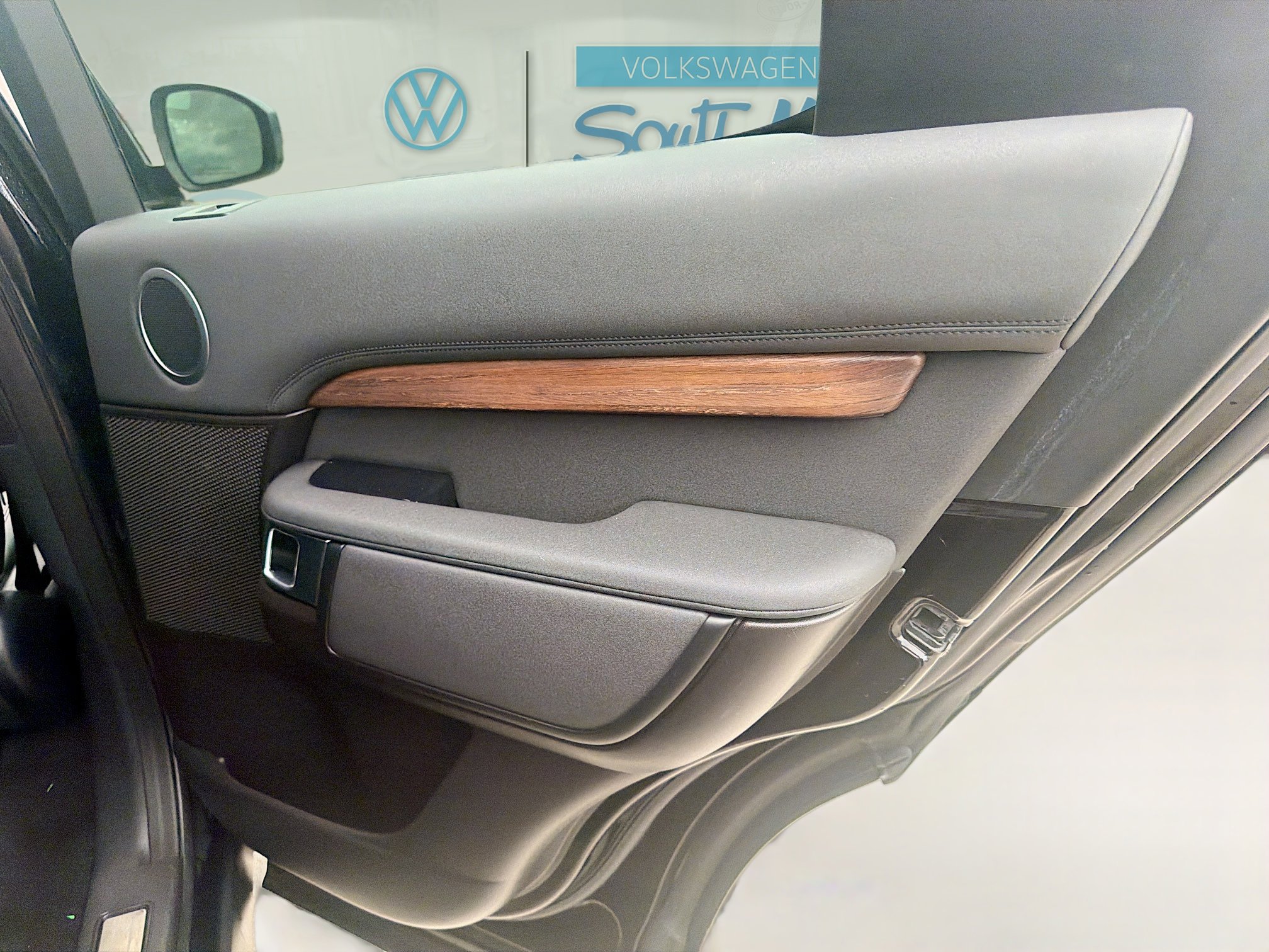 Used 2018 Land Rover Discovery HSE image 31