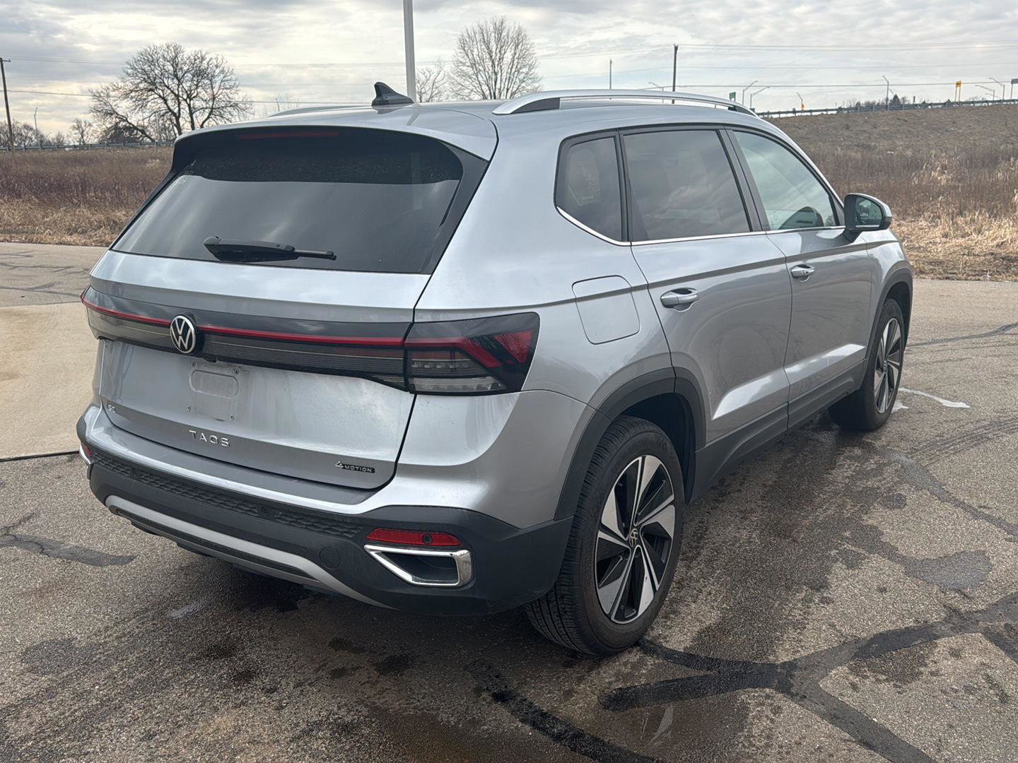 Used 2025 Volkswagen Taos SE image 8