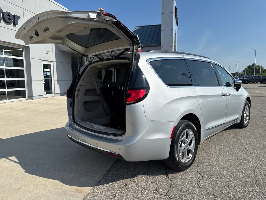 Used 2023 Chrysler Pacifica Limited AWD/4WD image 17
