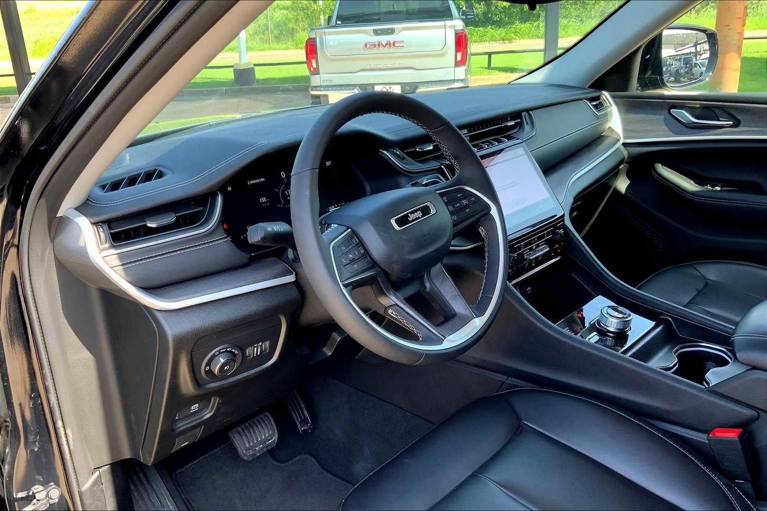 Used 2024 Jeep Grand Cherokee Limited image 15