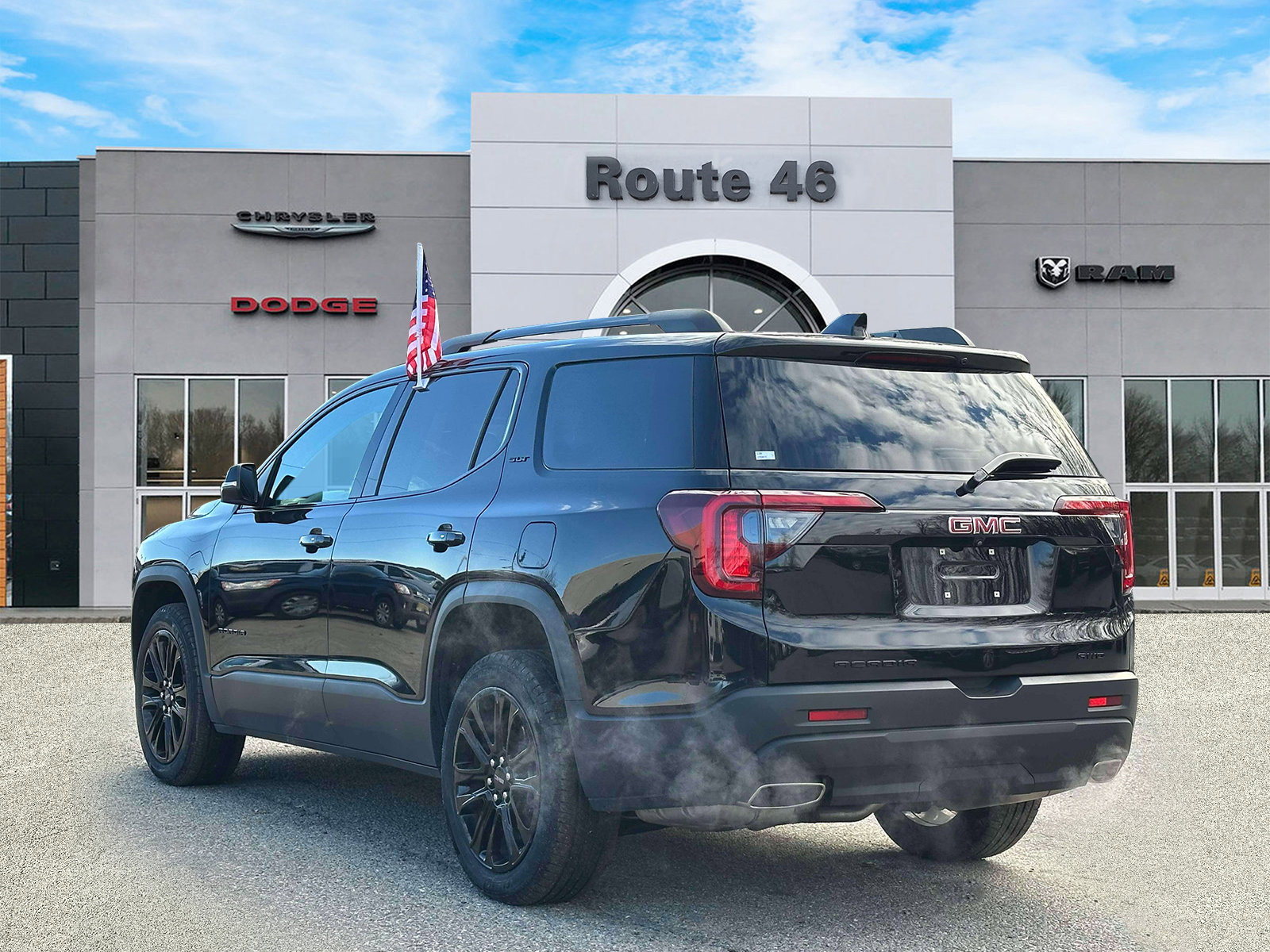 Used 2023 GMC Acadia SLT w/ Elevation Edition image 4