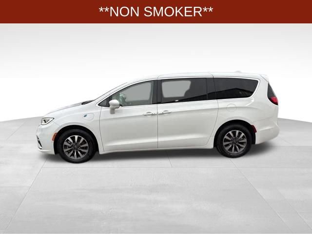 Used 2022 Chrysler Pacifica Touring-L w/ Uconnect Theater Family Group image 4