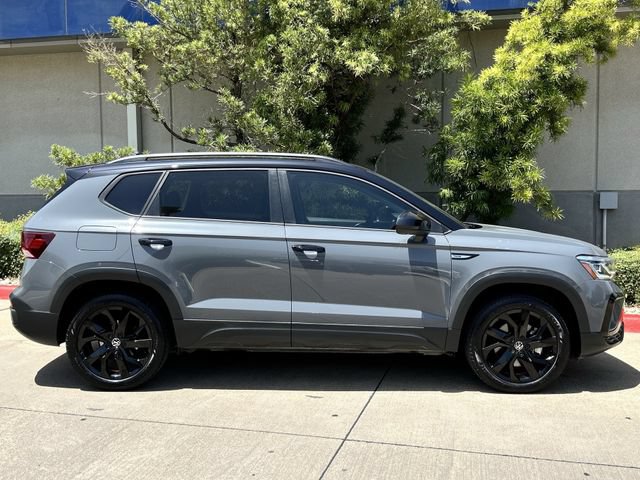Used 2024 Volkswagen Taos SE w/ MDO Package FWD image 3