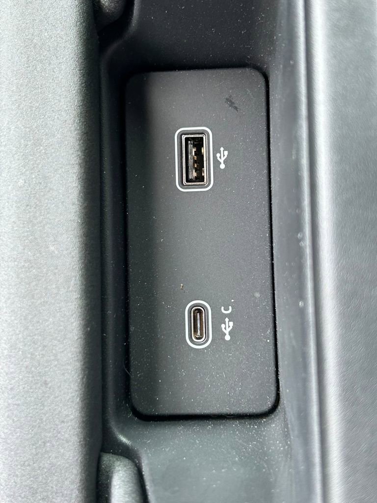 Used 2024 Land Rover Discovery Dynamic SE image 34