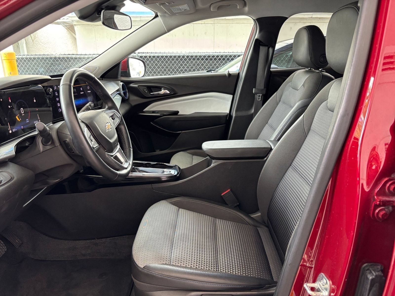 Used 2025 Chevrolet Trax LT w/ LT Convenience Package FWD image 26