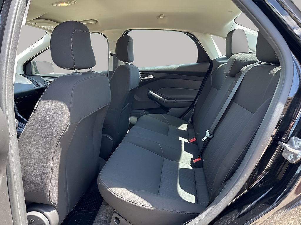 Used 2018 Ford Focus SE w/ SE Appearance Package FWD image 9