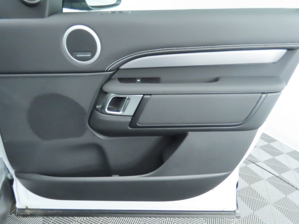 Used 2024 Land Rover Discovery Dynamic SE image 25