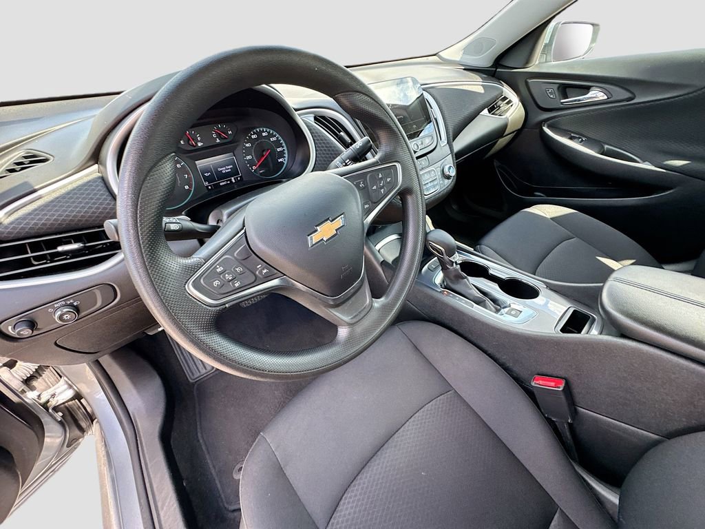 Used 2025 Chevrolet Malibu LT image 9