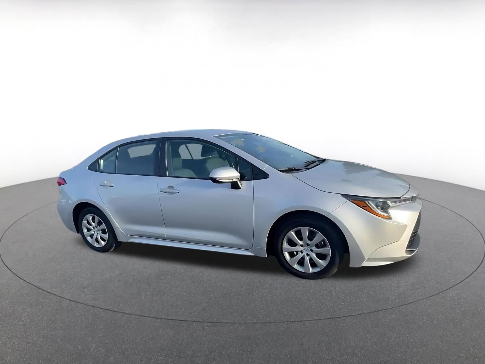 Used 2025 Toyota Corolla LE image 2