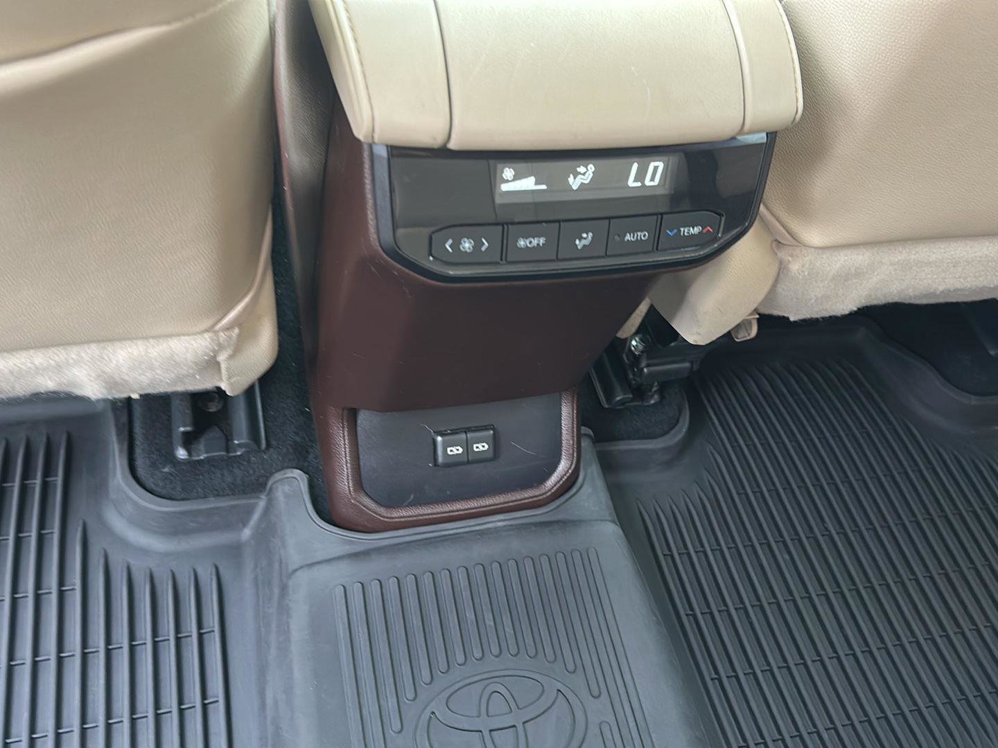 Used 2022 Toyota Highlander XLE AWD/4WD image 20