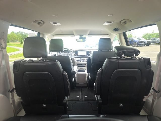 Used 2023 Chrysler Pacifica Touring-L FWD image 13