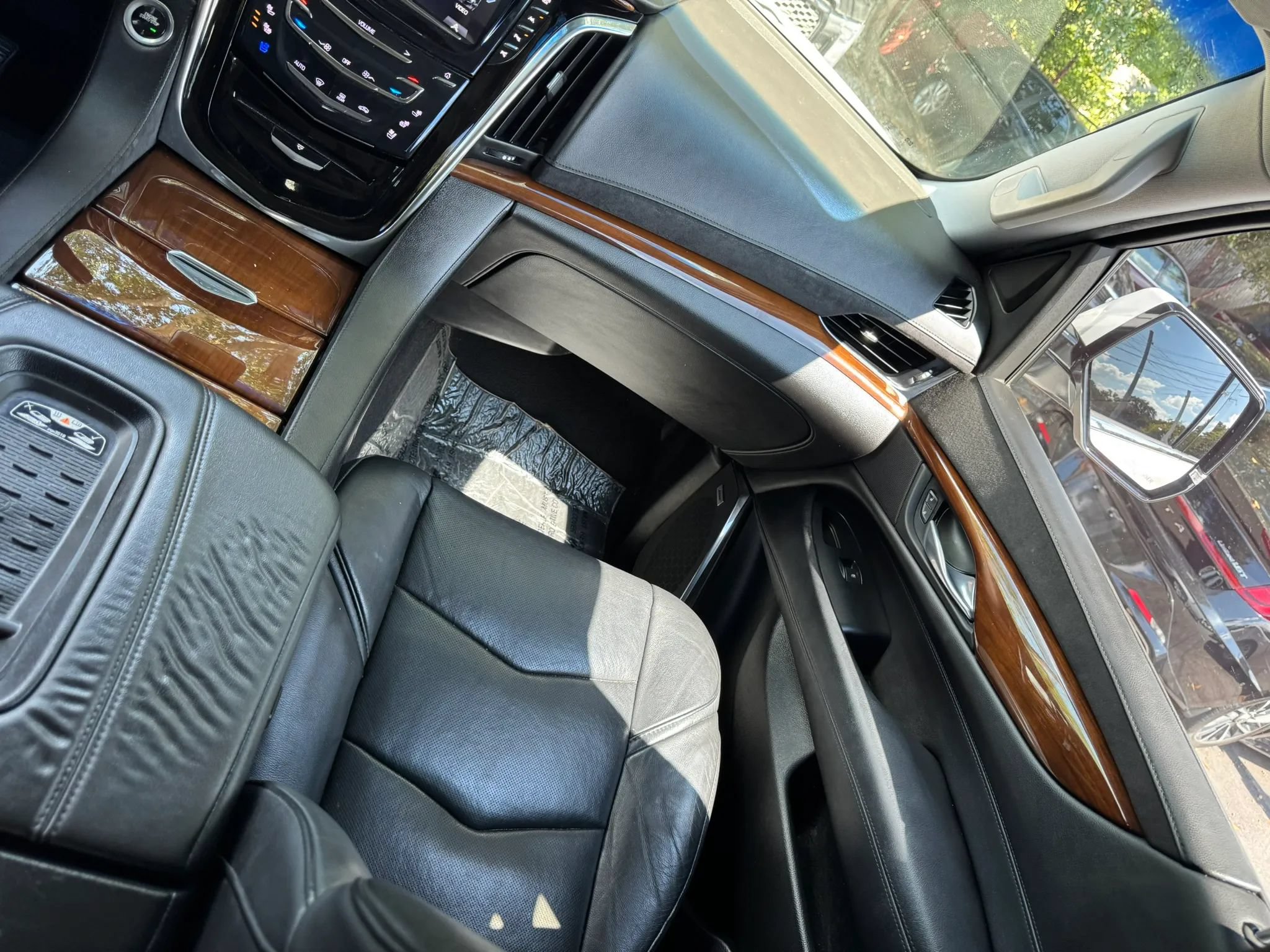 Used 2017 Cadillac Escalade Luxury AWD/4WD image 12