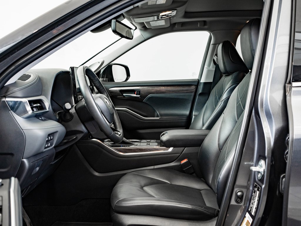 Used 2023 Toyota Highlander Platinum image 25