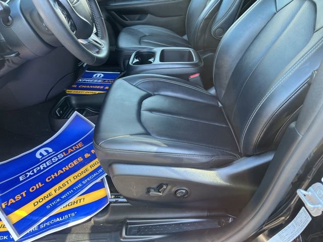 Used 2025 Chrysler Pacifica Select image 14