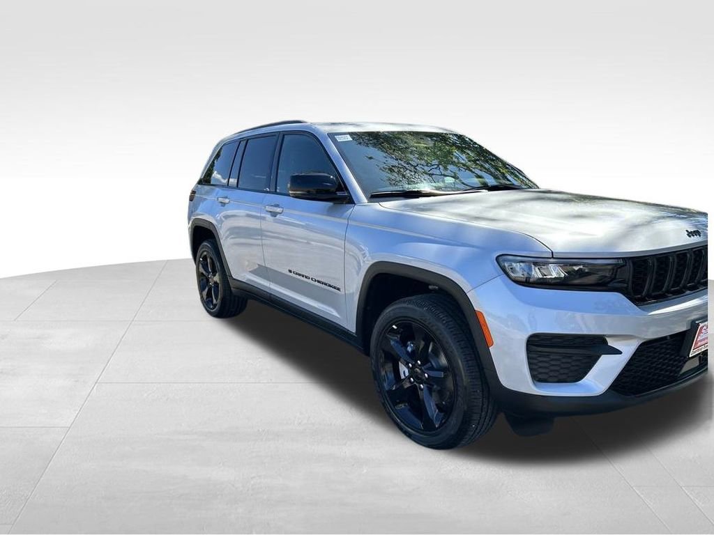 Used 2025 Jeep Grand Cherokee Altitude AWD/4WD image 9