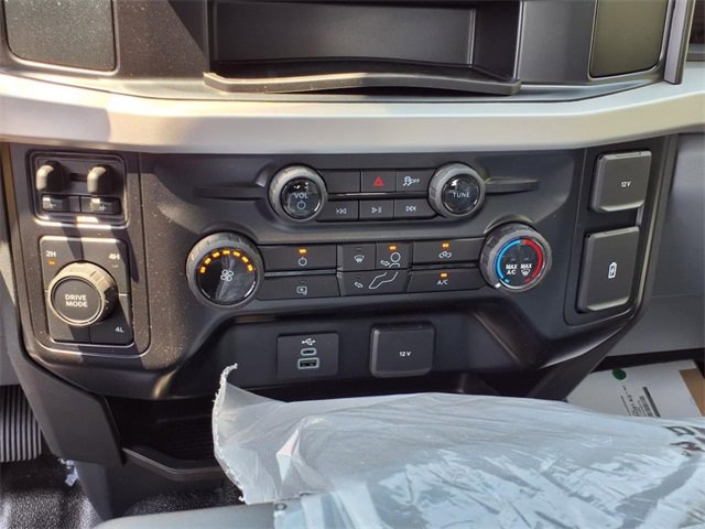 New 2025 Ford F550 4x4 Crew Cab image 15