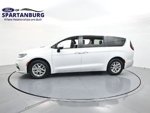 Used 2023 Chrysler Pacifica Touring-L FWD image 4