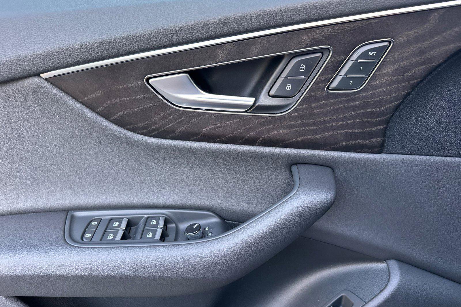 Used 2023 Audi Q8 Premium image 11