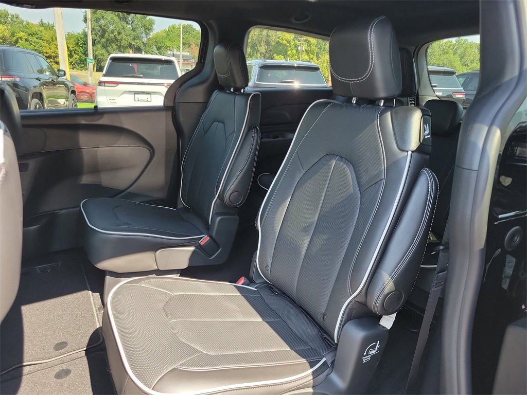 New 2026 Chrysler Pacifica Limited image 11