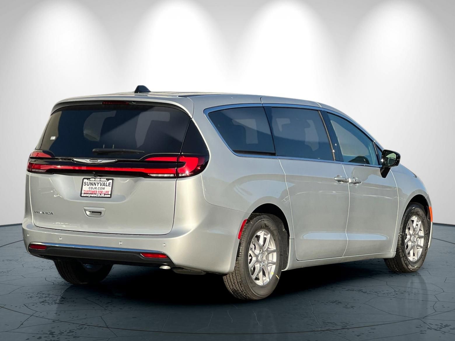 New 2026 Chrysler Pacifica Select image 4