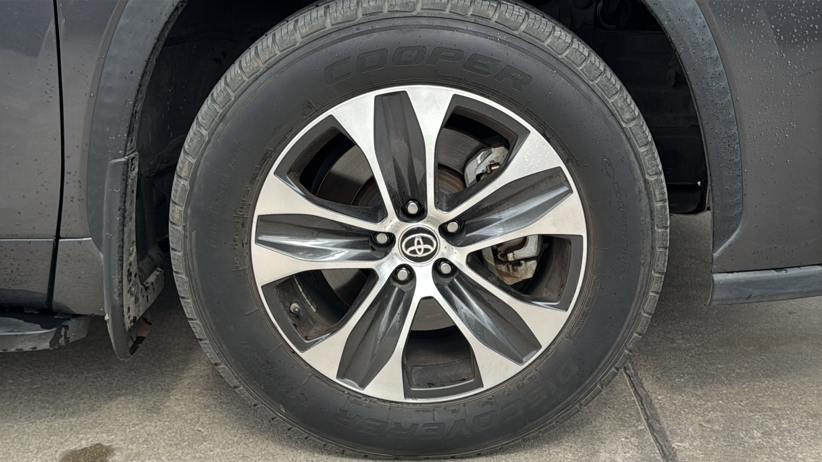 Used 2020 Toyota Highlander XLE image 32
