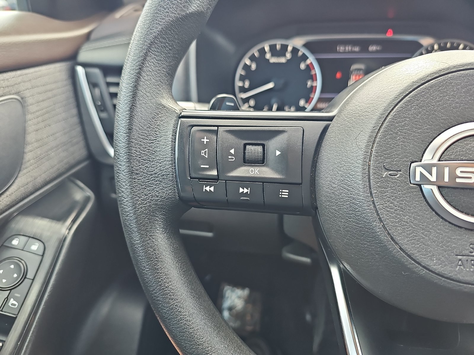 Used 2023 Nissan Rogue S AWD/4WD image 17