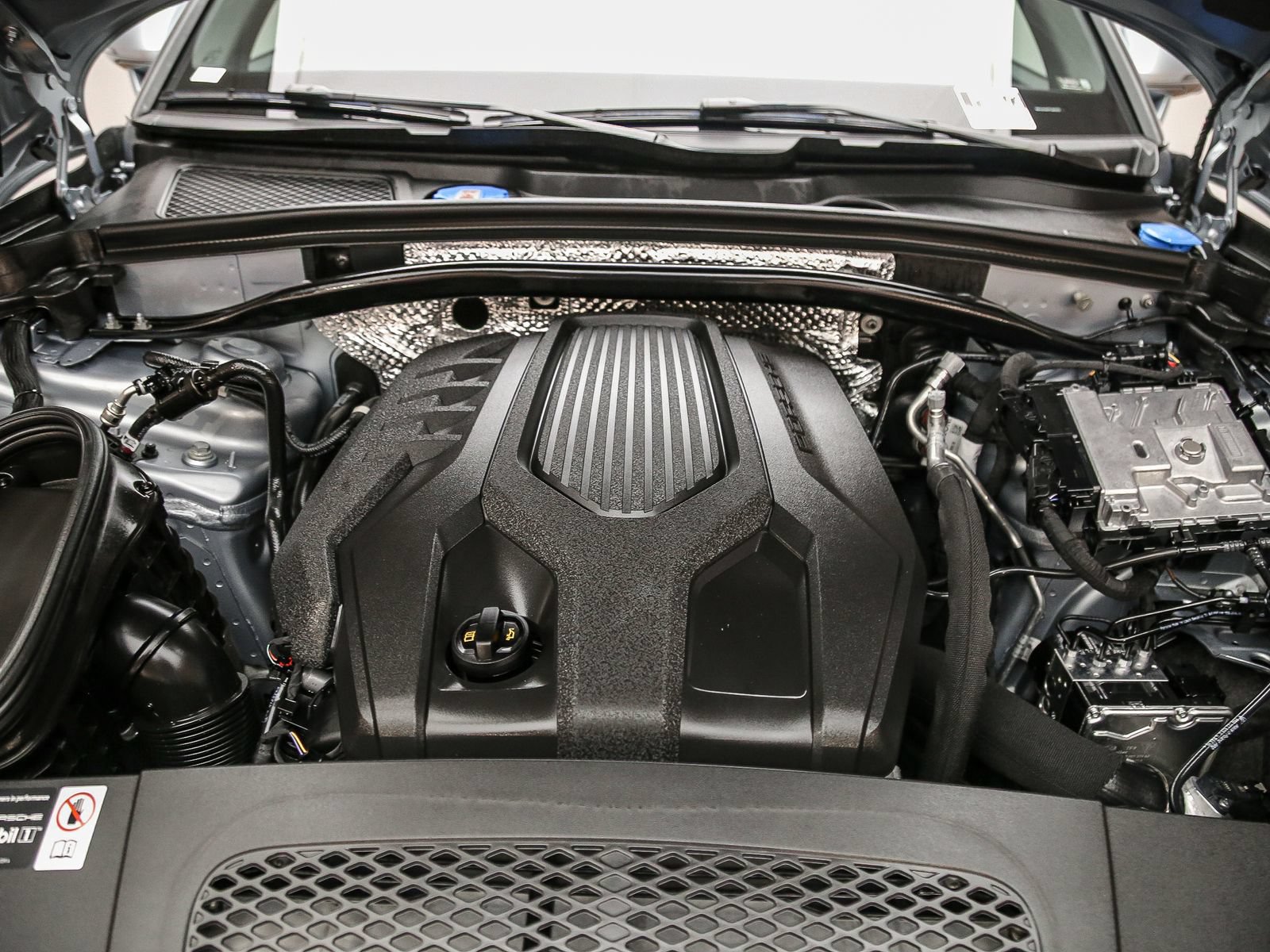 Certified 2026 Porsche Macan AWD/4WD image 31