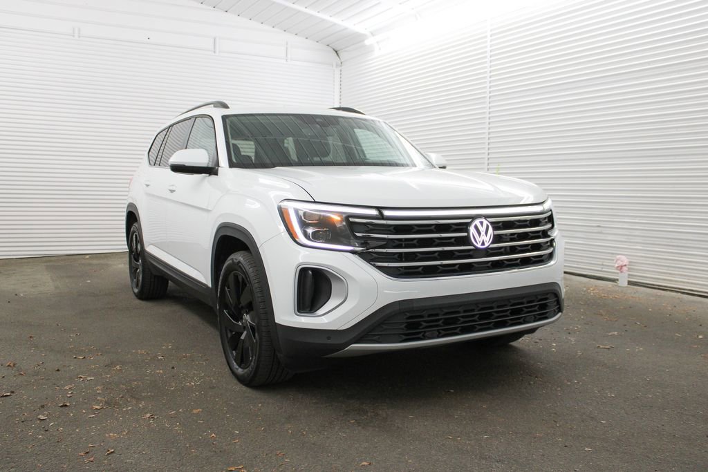 Used 2024 Volkswagen Atlas SE w/ Black Wheel Package FWD image 1