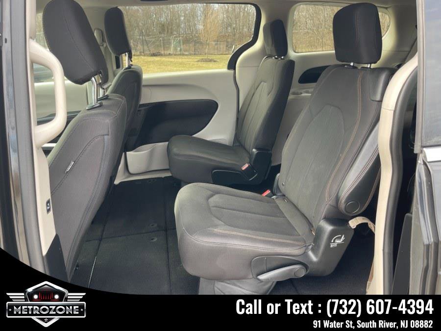 Used 2017 Chrysler Pacifica Touring image 14